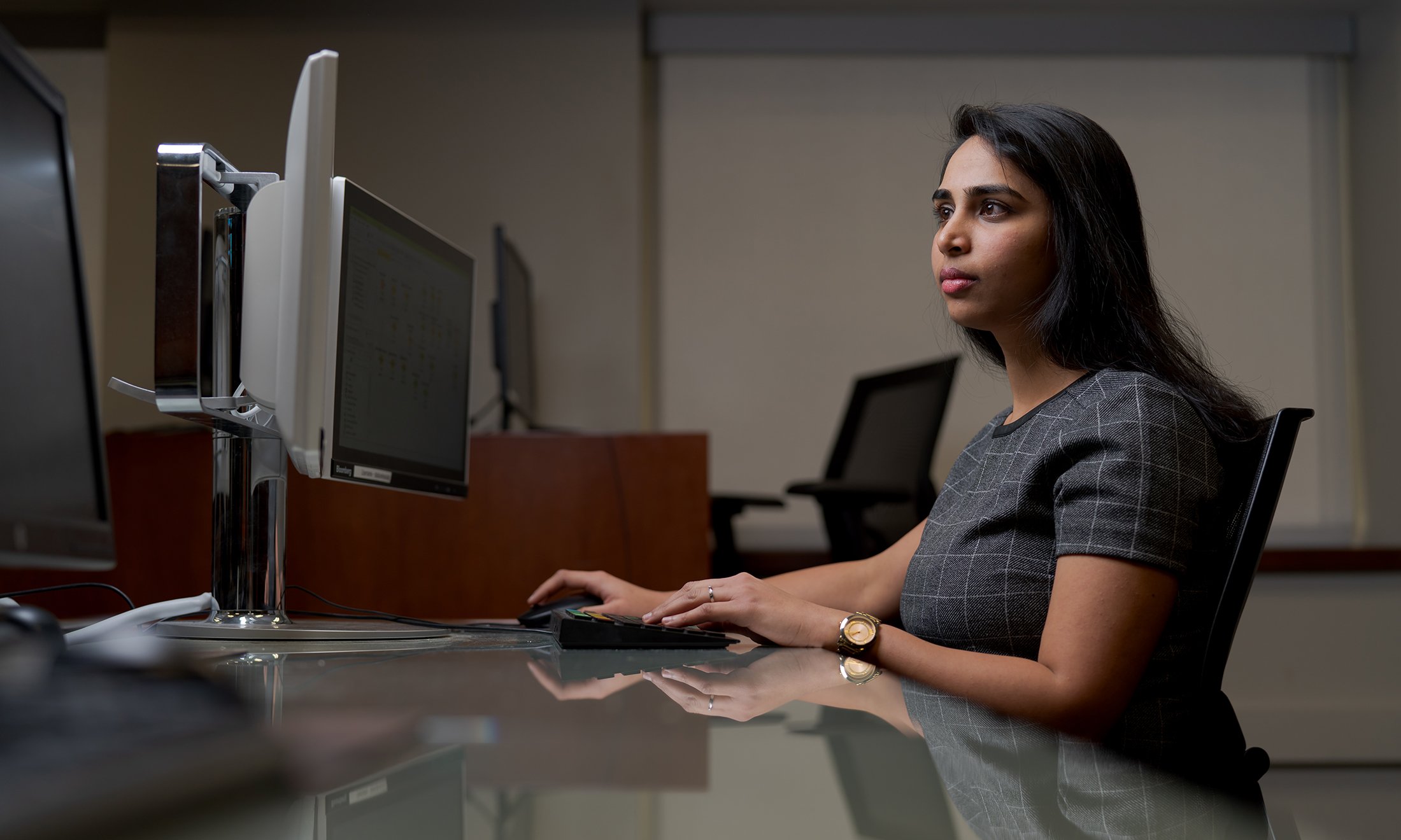 一个女人坐在电脑前。