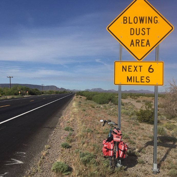 自行车和道路的路标州“吹尘区6英里”