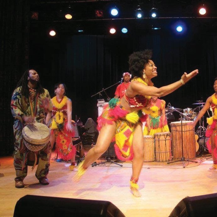 表演非洲舞蹈的妇女