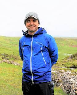 斯科特·蒂格斯教授在冰岛研究河流