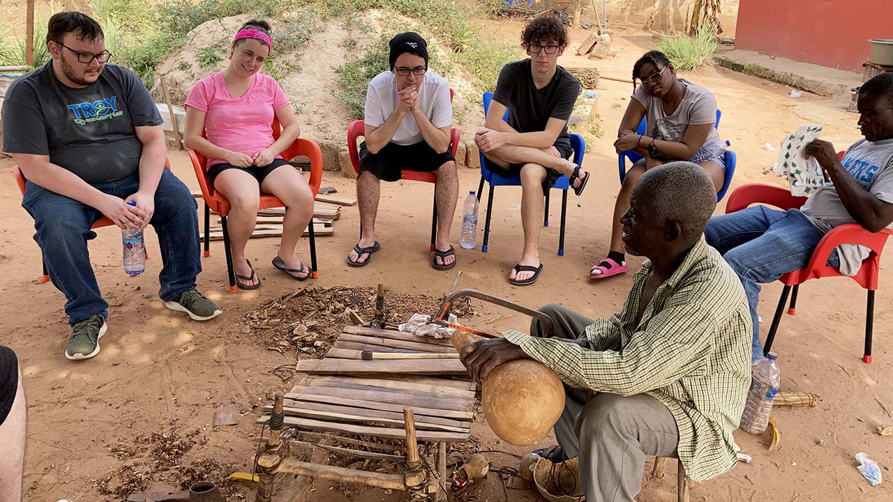 欧大学生访问加纳，在音乐、历史和文化中寻找灵感