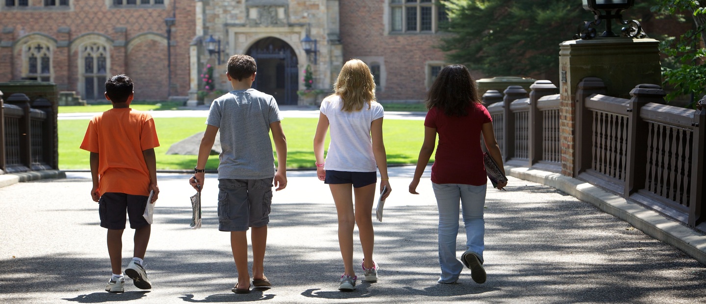 四名学生在外面散步的草甸布鲁克大厅