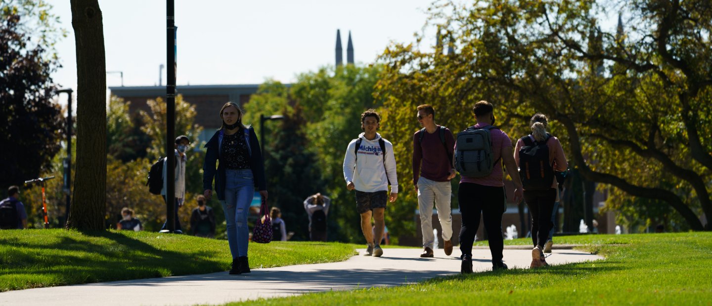 在奥克兰大学，学生们穿过校园。万博ManBetX登录