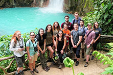 一群学生站在瀑布前