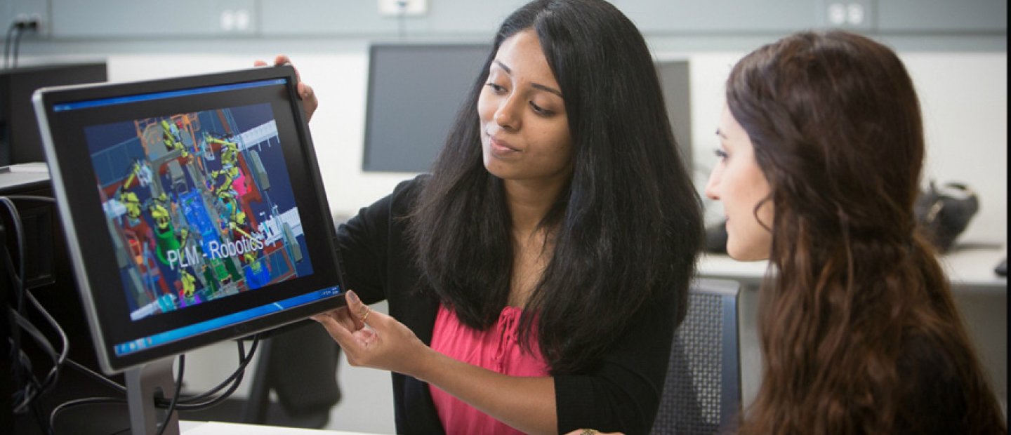 女人与彩色图像显示屏幕和P L M -机器人在一个学生