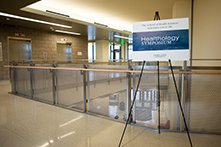 的牌子上写着“Healthology研讨会”,站在空荡荡的走廊。