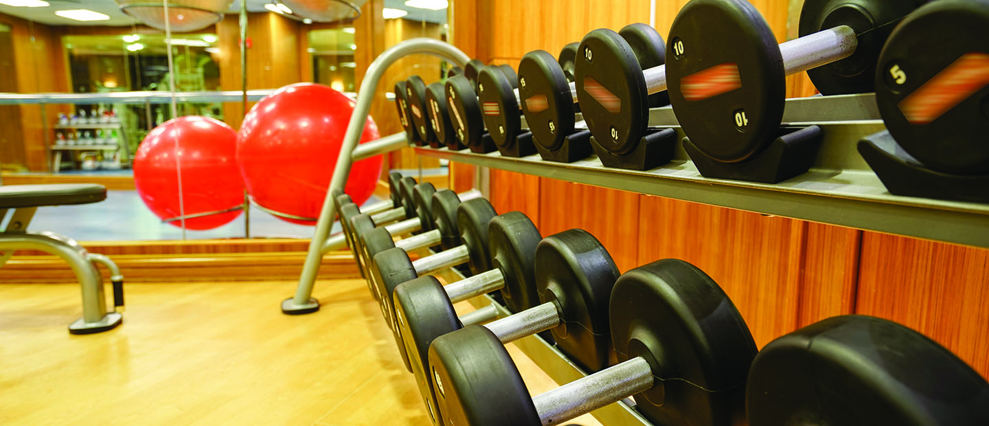 健身房有一面墙的重量和健身球