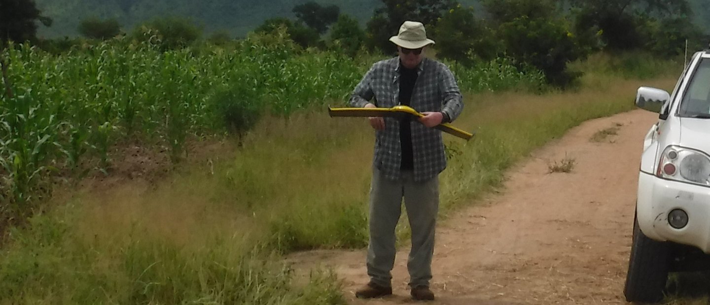 乔恩·卡罗尔博士农业无人机飞行在马拉维,非洲。