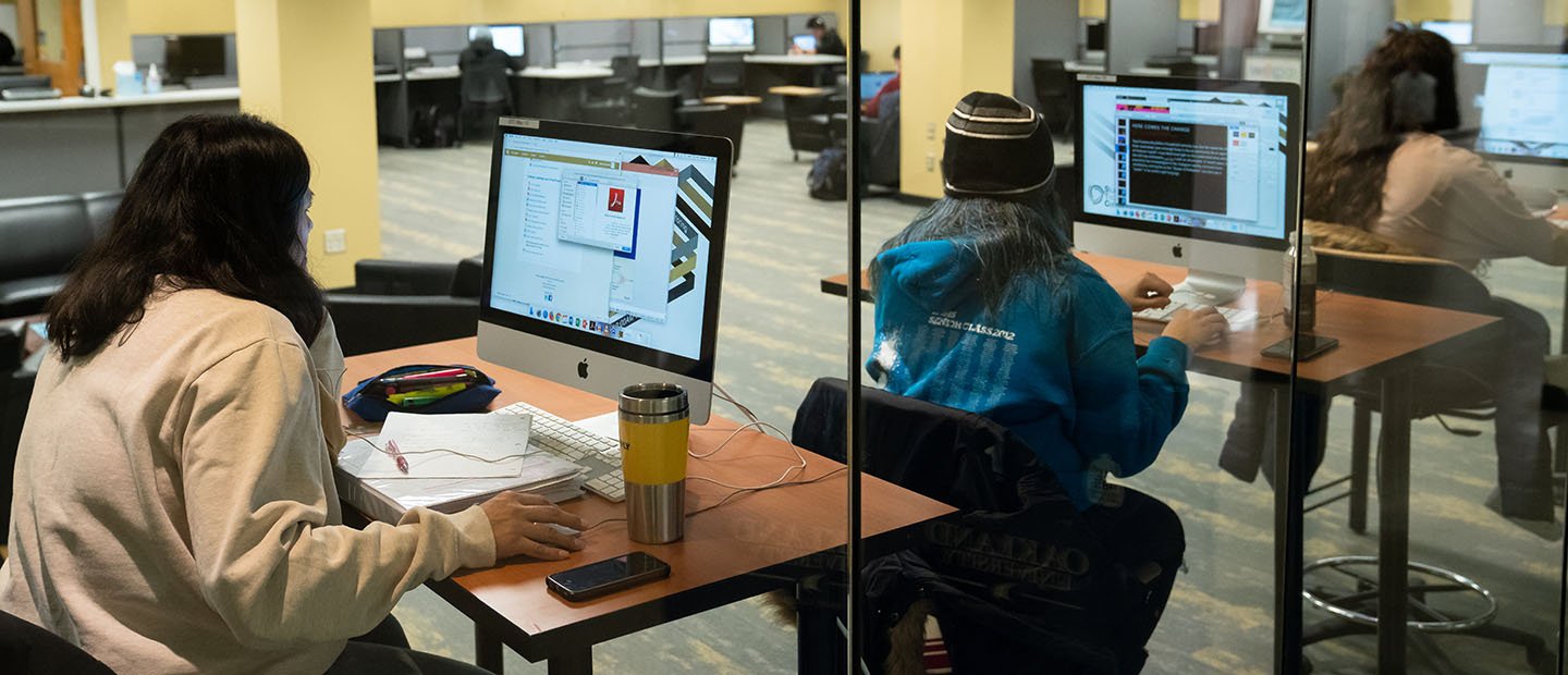 学生坐在电脑桌子在实验室