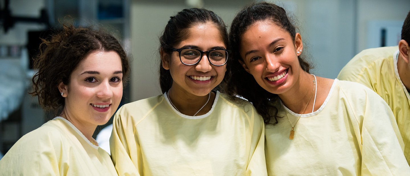 三个女学生用黄色实验室外套