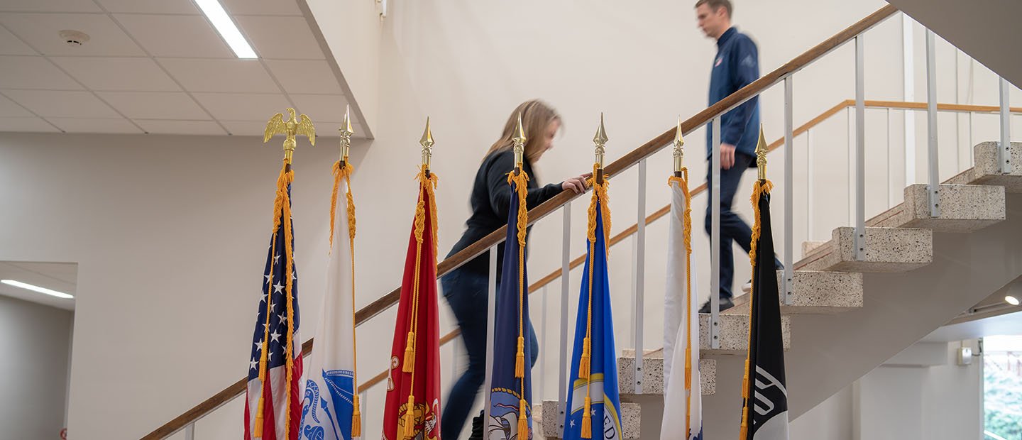 两个人在一排旗子后面的楼梯上