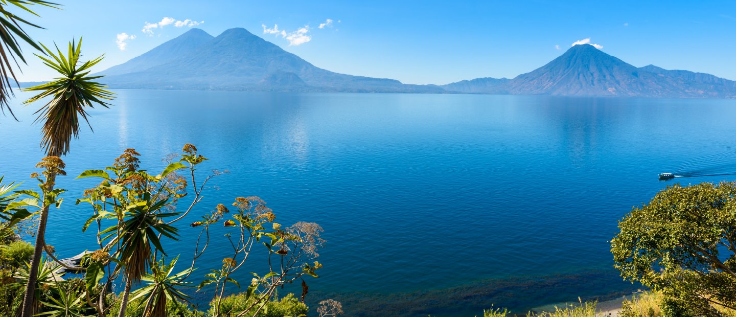 危地马拉的一个湖泊，背景是山脉。
